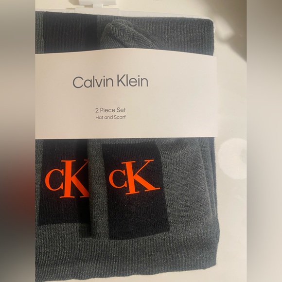 Calvin Klein 2-piece set Hat and Scarf - Picture 7 of 8